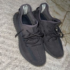 Man’s Yeezy sneakers black!